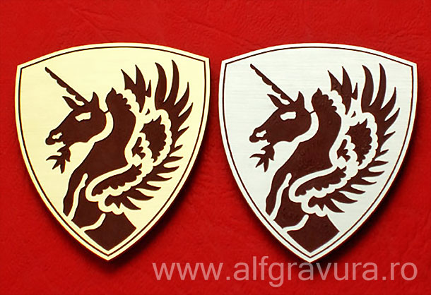 Unicorn gravat pe scut metalic