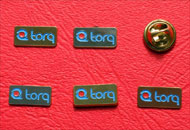 Insigne pins gravate pozitiv si emailate
